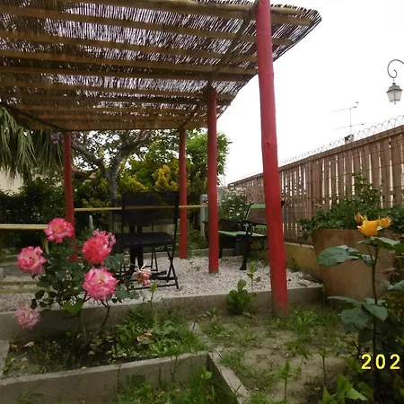 Rez De Chaussee Climatise Dans アパート