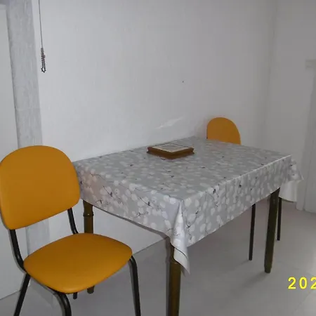 Appartement Rez De Chaussée Climatisé Dans Aigues-Mortes