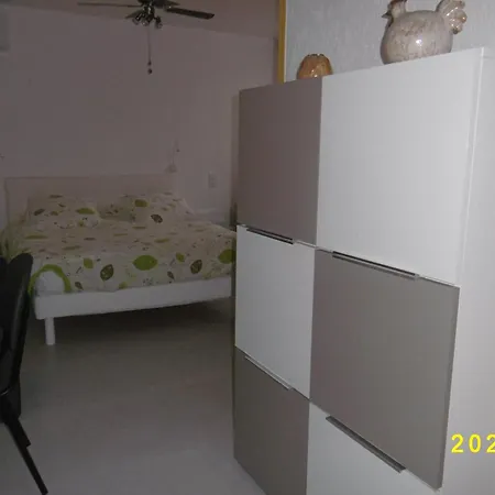 Rez De Chaussée Climatisé Dans Appartement Aigues-Mortes