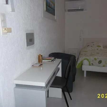 Rez De Chaussée Climatisé Dans * Aigues-Mortes